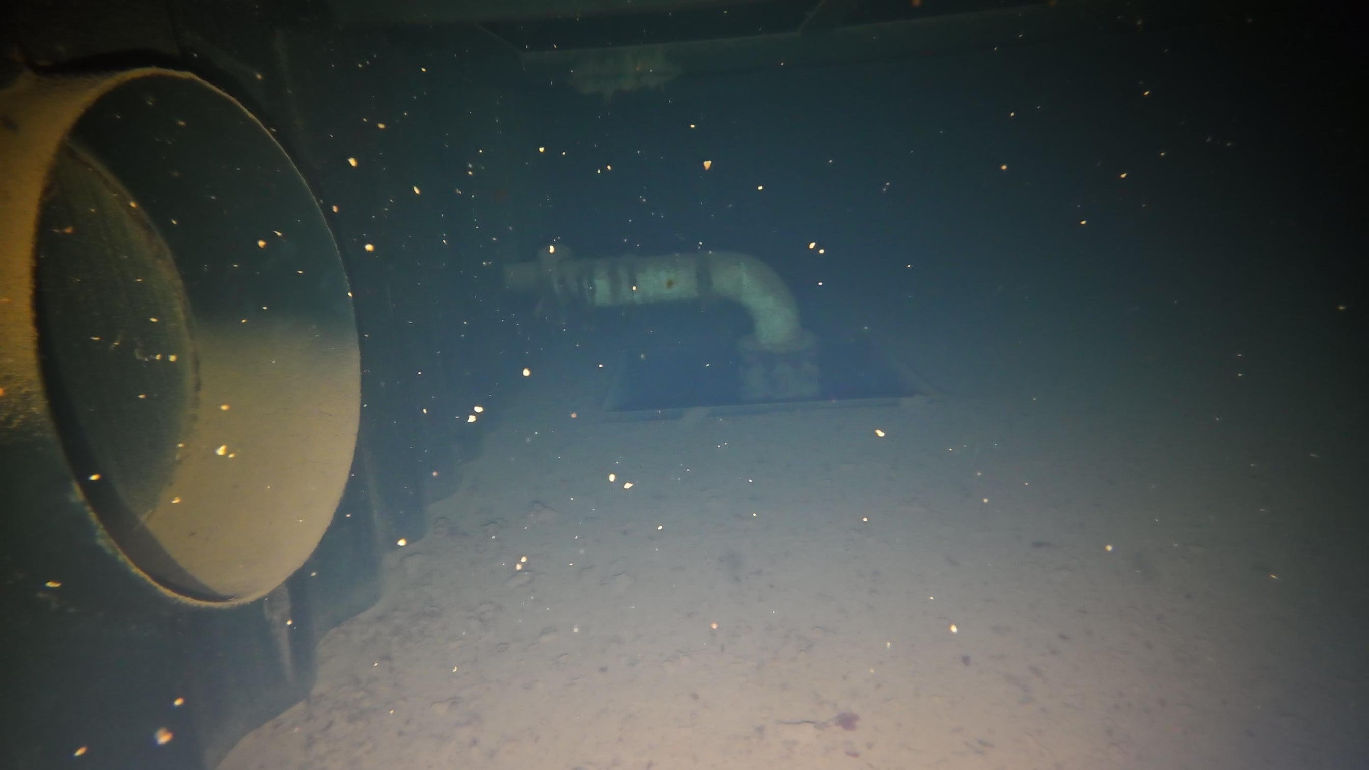 Dicke Sedimentschicht auf dem Boden eines alten Sprinklertanks
