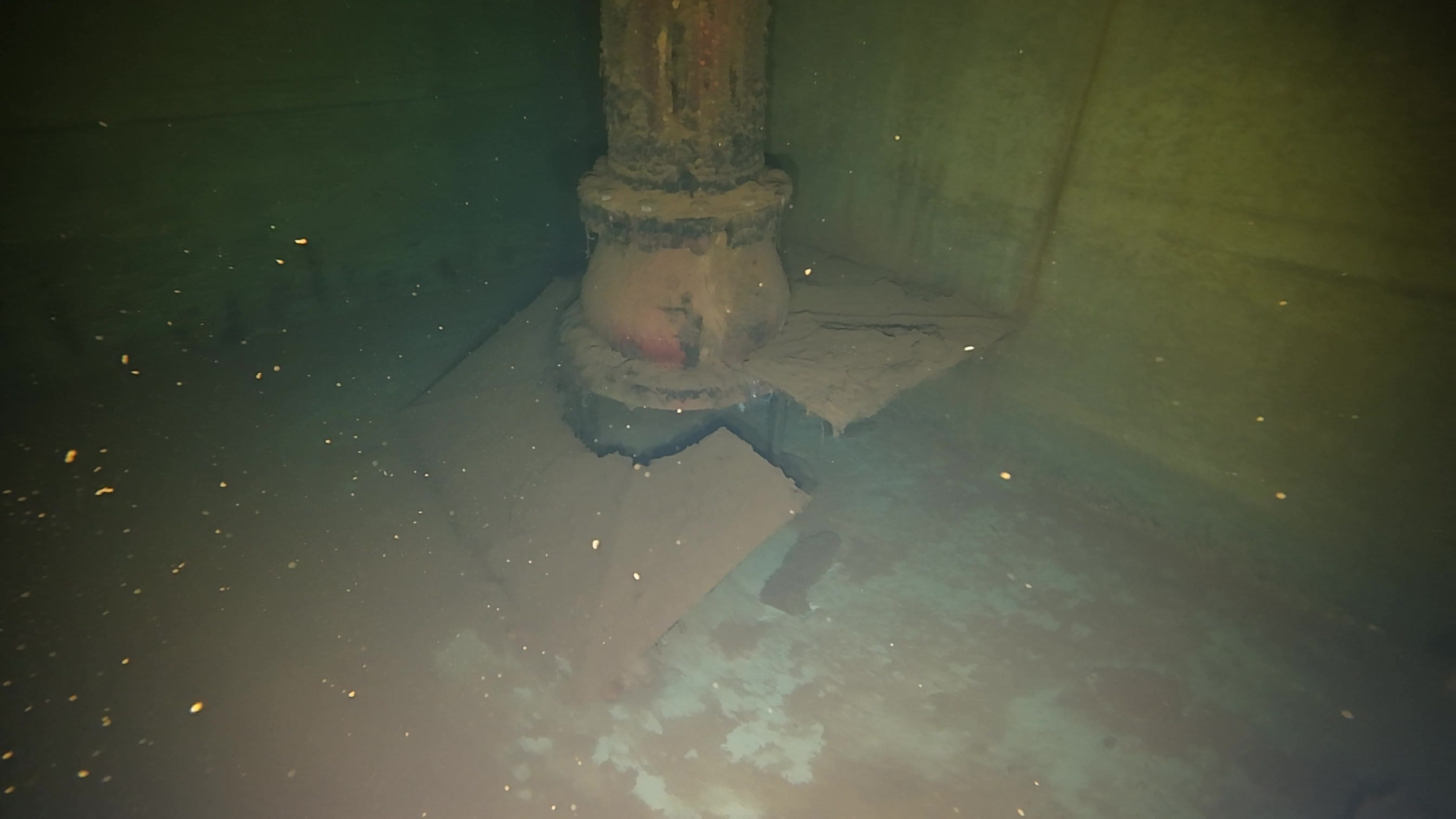 Durchgerostete Wirbelplatte in einem Betontank