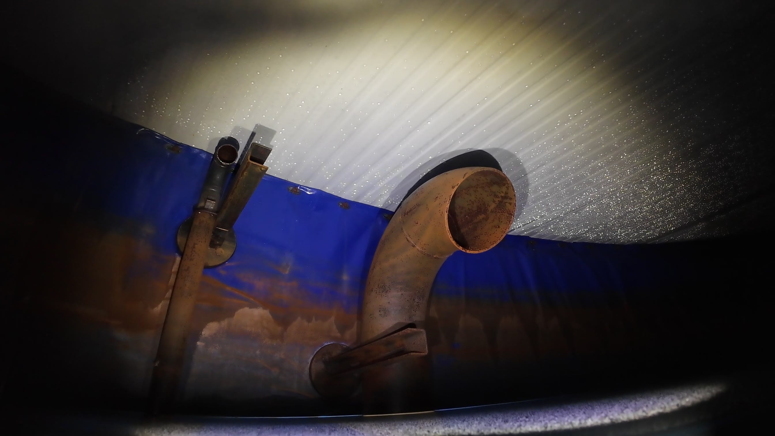 Stark korrodiertes Saugrohr und Verschmutzungen an der Wasserlinie eines Sprinklertanks