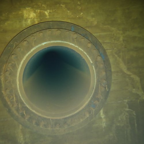 Sprinklertank-Inspektion: Betontank, 15 Jahre – Inspektionsrohr Flansch Ablagerungen Nahaufnahme