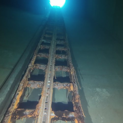 Sprinklertank-Inspektion: Betontank, 15 Jahre – Flansch Rohrschelle Schwere Kalkablagerungen Wandansicht