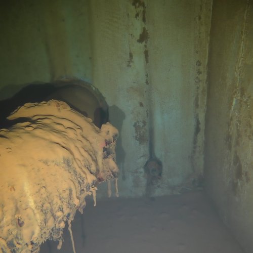 Sprinklertank-Inspektion: Betontank, 15 Jahre – Inspektion Schwere Kalkablagerungen Wandansicht Bodennah