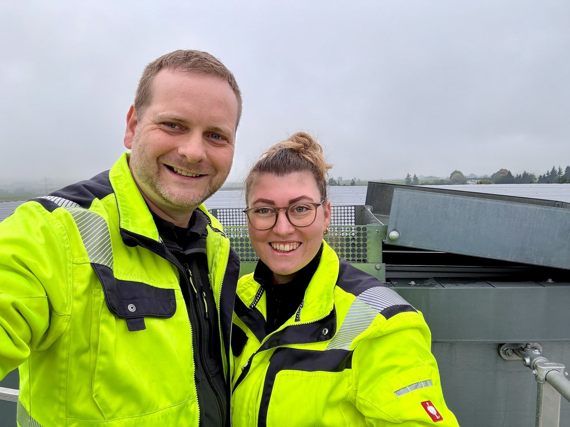Juliana Und Christian Stehen Auf Sprinklertank